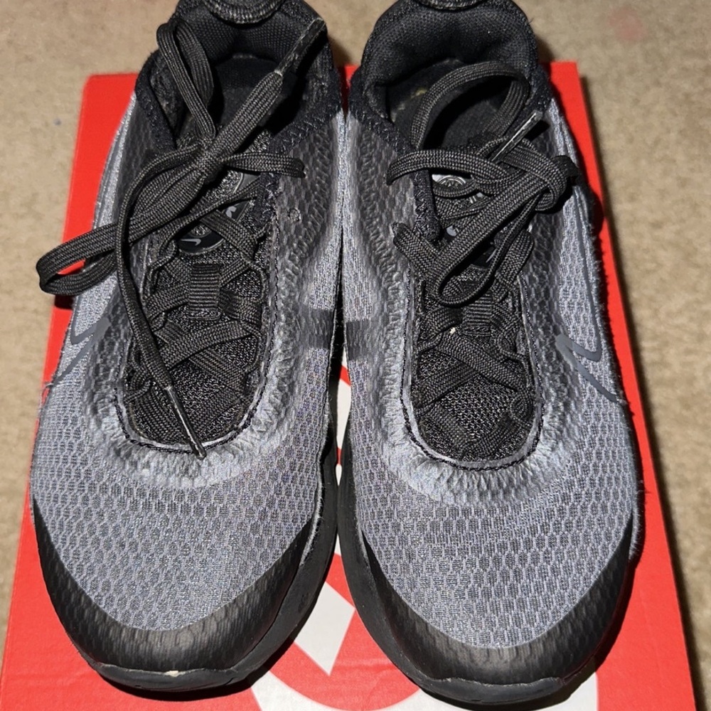 Kids NIKE AIR MAX 2090 (PS). Size 13c